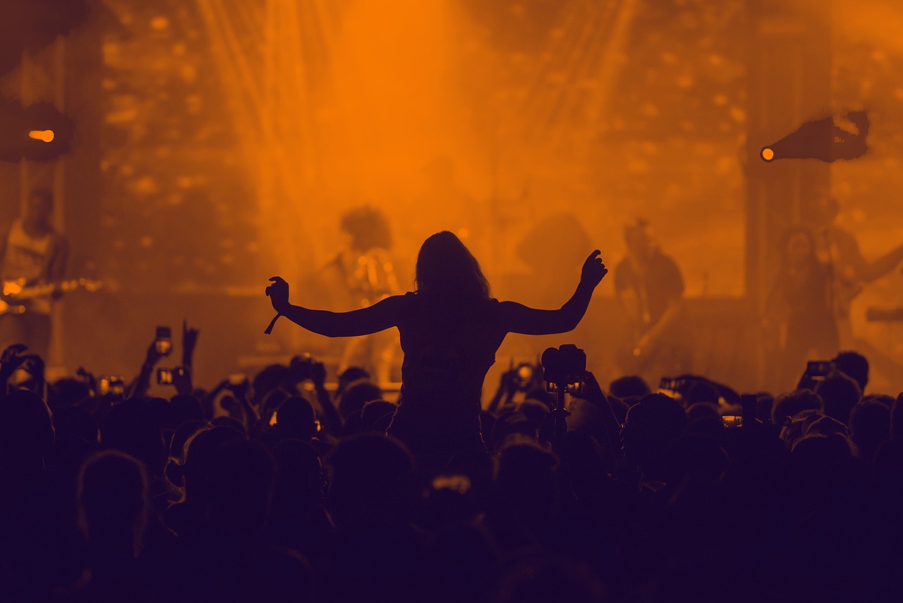 Koncert piros fényekkel